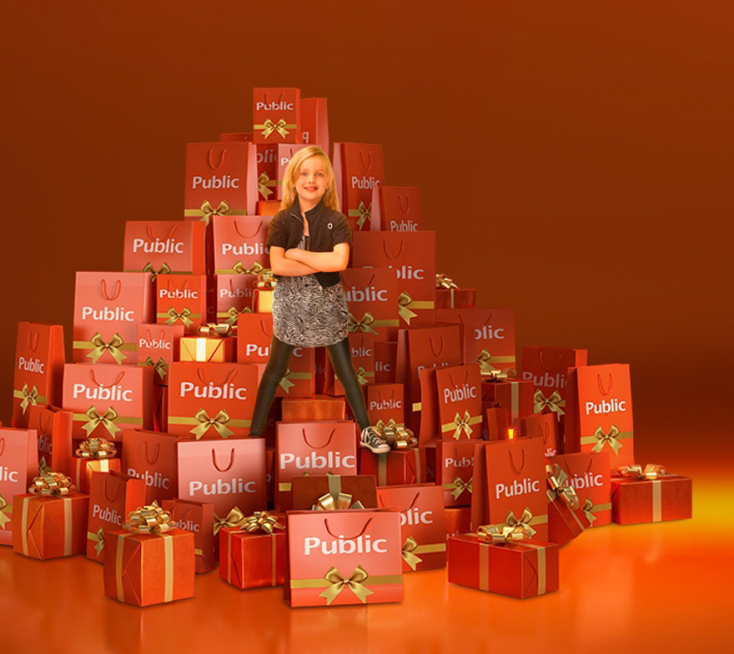 Και φέτος τα Χριστούγεννα το Public φόρεσε τα γιορτινά του για να μας μεταφέρει στη μαγεία των Χριστουγέννων. 