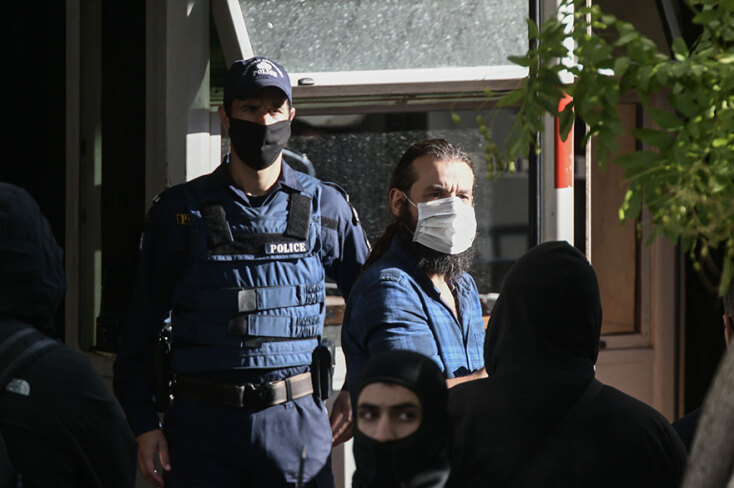 Ο Κωνσταντίνος Μπαρμπαρούσης της Χρυσής Αυγής, φορώντας χειροπέδες, οδηγείται στην κλούβα της Αστυνομίας που θα τον μεταφέρει στη φυλακή