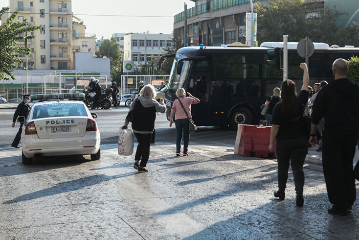 Η κλούβα της ΕΛ.ΑΣ που μεταφέρει καταδικασθέντες της Χρυσής Αυγής στη φυλακή, αναχωρεί από τη ΓΑΔΑ