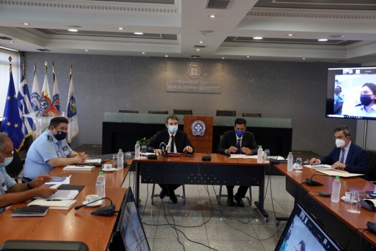 Ο υπουργός Προστασίας του Πολίτη Μιχάλης Χρυσοχοΐδης (ΚΑ), ο Εθνικός Εισηγητής για την καταπολέμηση εμπορίας ανθρώπων, Ηρακλής Μοσκώφ (ΚΔ), ο υφυπουργός Προστασίας του Πολίτη Λευτέρης Οικονόμου (1-Δ) και ο αρχηγός της ΕΛΑΣ Μιχάλης Καραμαλάκης (1-Α) στη δι