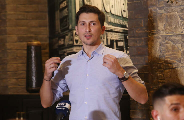 Ο υποψήφιος για την ηγεσία του ΚΙΝΑΛ, Παύλος Χρηστίδης, σε στιγμιότυπο από την περιοδεία του στο Περιστέρι. 