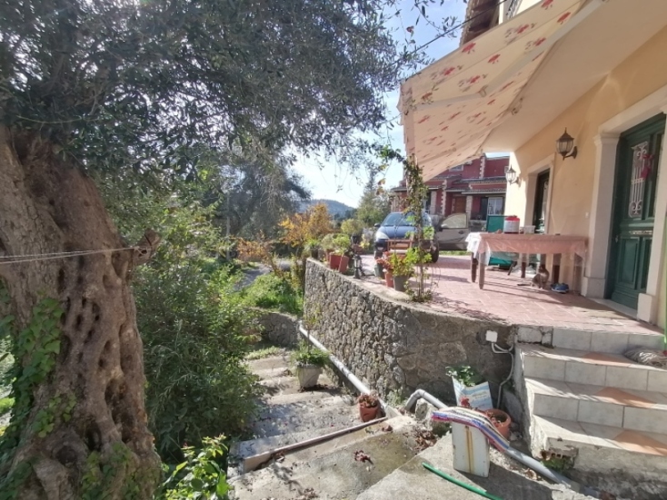 Ο συγγραφέας Χρήστος Ι. Δούλης περιγράφει την καθημερινότητά από το νησί του, την Κέρκυρα