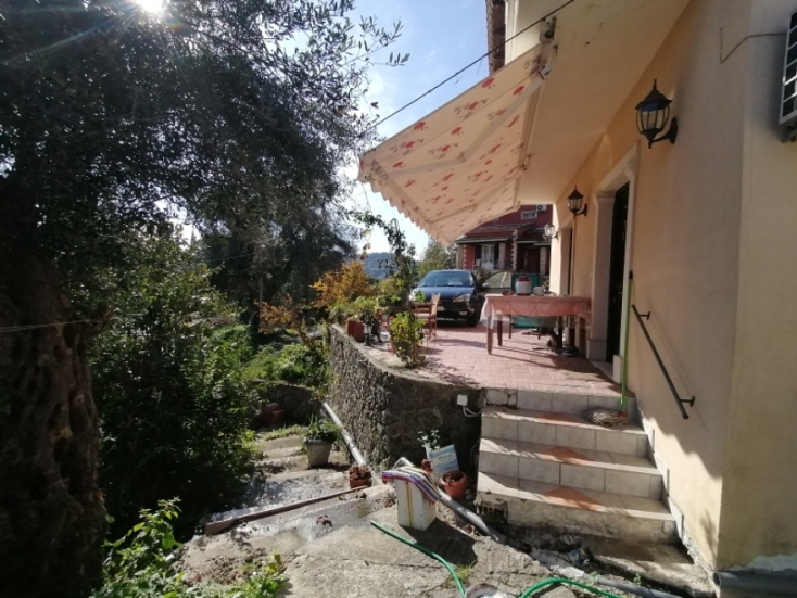 Ο συγγραφέας Χρήστος Ι. Δούλης περιγράφει την καθημερινότητά από το νησί του, την Κέρκυρα