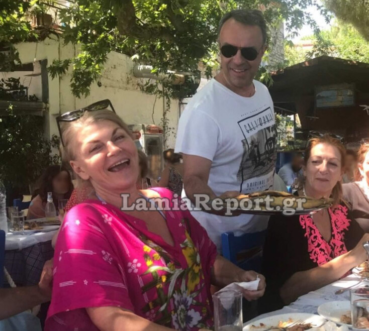 Ο υπουργός Οικονομικών Χρήστος Σταϊκούρας «σερβίρει» τη δήμαρχο Στυλίδας