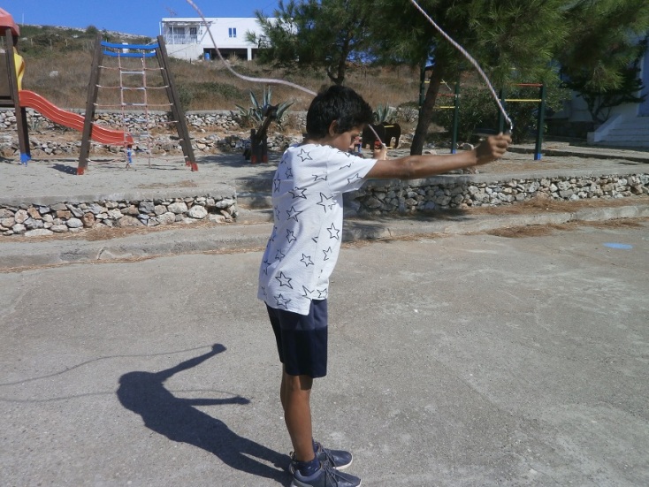 Ο Χρήστος, ο μαθητής που αποφοιτά από το Σχολείο στους Αρκιούς παίζει στο προαύλιο 
