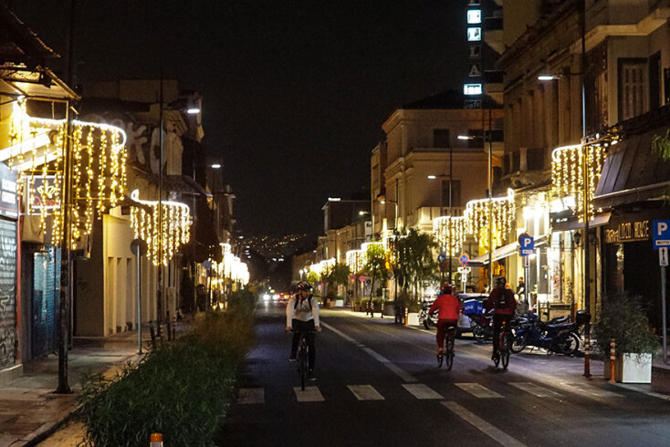 Χριστούγεννα 2020: Ποδηλάτες κάνουν τη βόλτα τους σε στολισμένο δρόμο της Αθήνας εν μέσω lockdown για τον κορωνοϊό