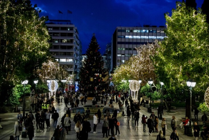 Εικόνες από τη Χριστουγεννιάτικη φωταγώγηση της πλατείας Συντάγματος