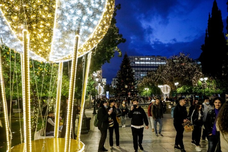 Εικόνες από τη Χριστουγεννιάτικη φωταγώγηση της πλατείας Συντάγματος