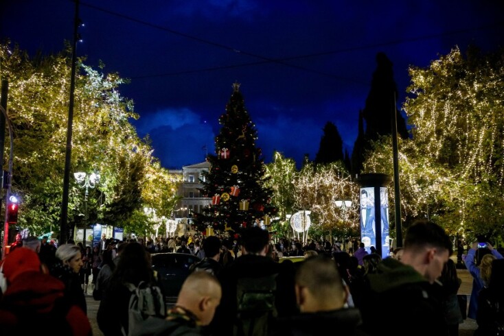 Εικόνες από τη Χριστουγεννιάτικη φωταγώγηση της πλατείας Συντάγματος