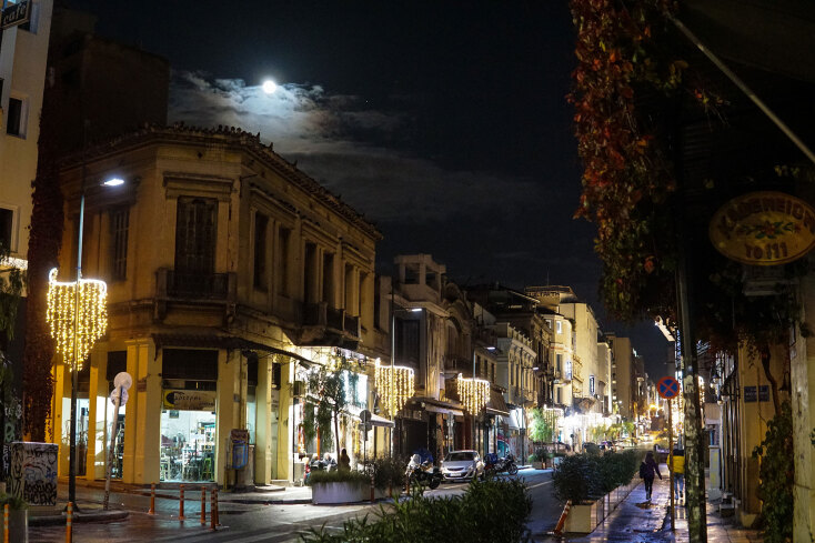 Χριστούγεννα 2020: Φως και στολίδια στην Αθήνα αλλάζουν λίγο τη βαριά ατμόσφαιρα λόγω κορωνοϊού και lockdown