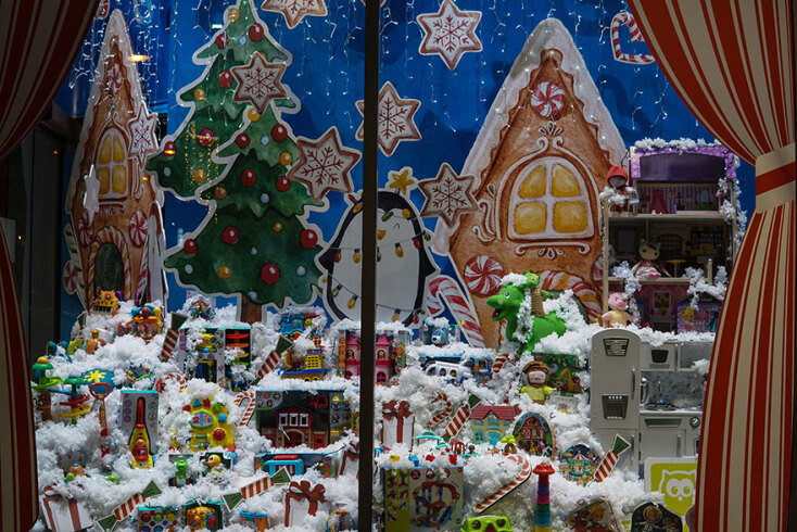 Πλούσιος χριστουγεννιάτικος στολισμός σε βιτρίνα καταστήματος στην Αθήνα