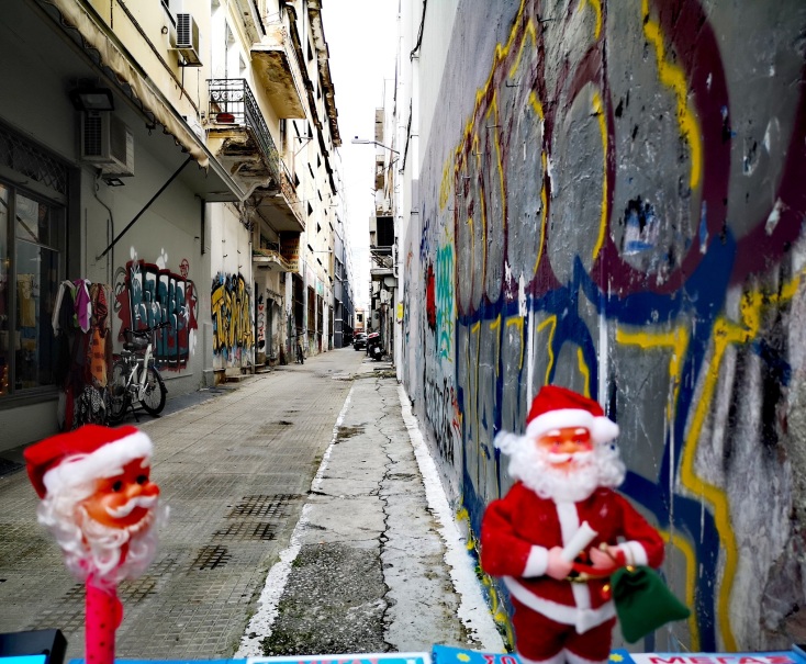 Κούκλες με τον Άγιο Βασίλη στον Βόλο