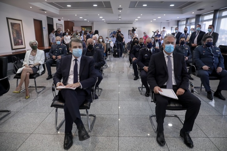 Ο Μιχάλης Χρυσοχοΐδης και ο Τάκης Θεοδωρικάκος κατά την τελετή παράδοσης - παραλαβής στο Υπουργείο Προστασίας του Πολίτη