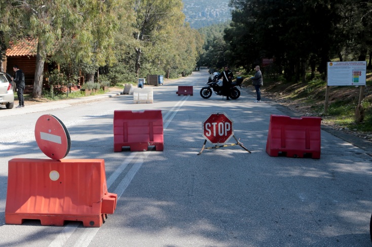 Αθήνα, πόλη - φάντασμα: 10 εικόνες από τους ερημωμένους δρόμους