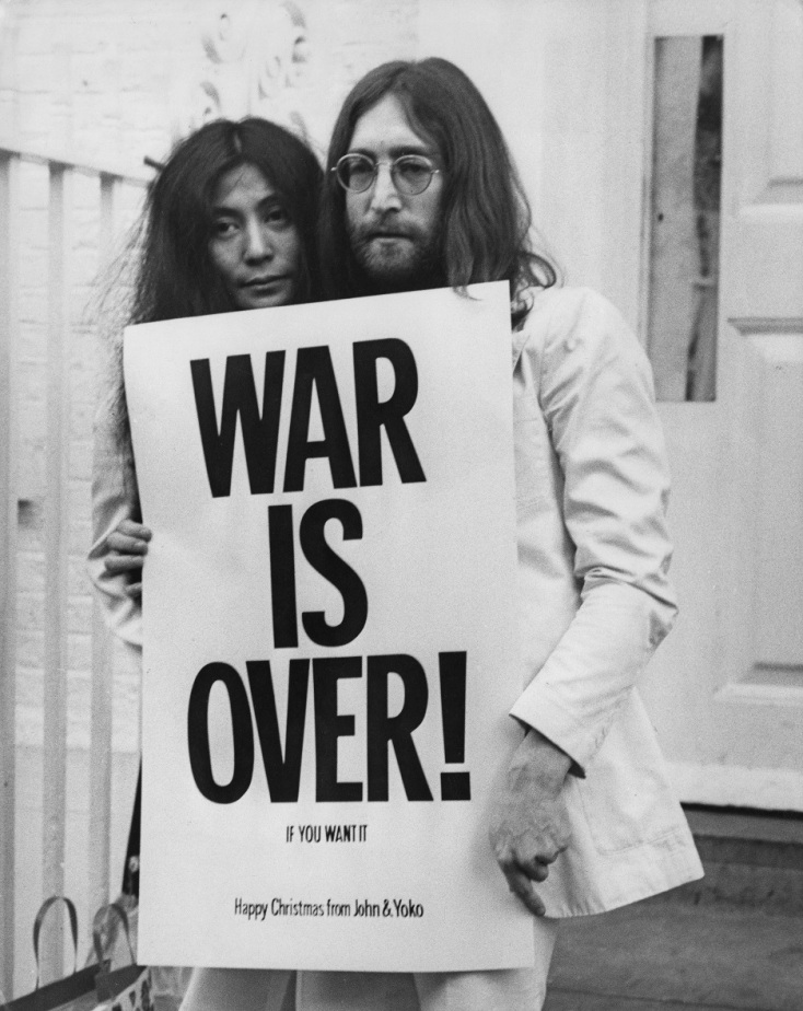 Yoko Ono και John Lennon κρατούν αντιπολεμικό πλακάτ