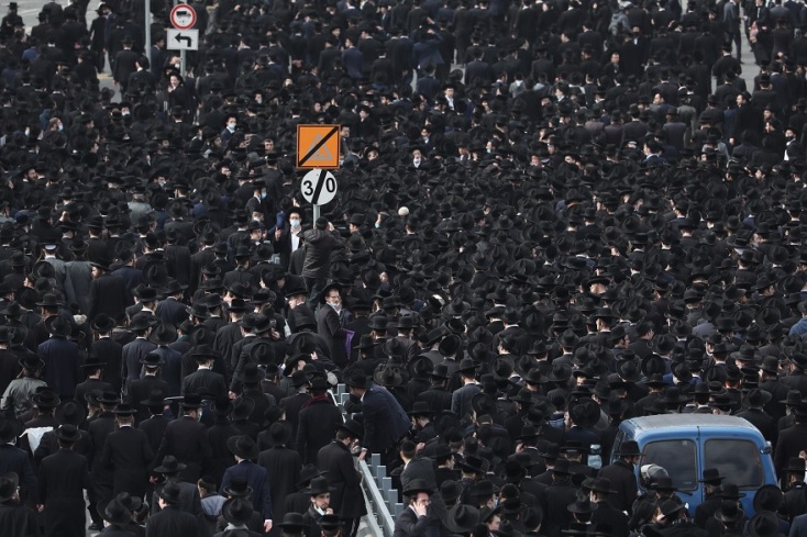 Υπερορθόδοξοι Εβραίοι σε κηδεία ραβίνου 