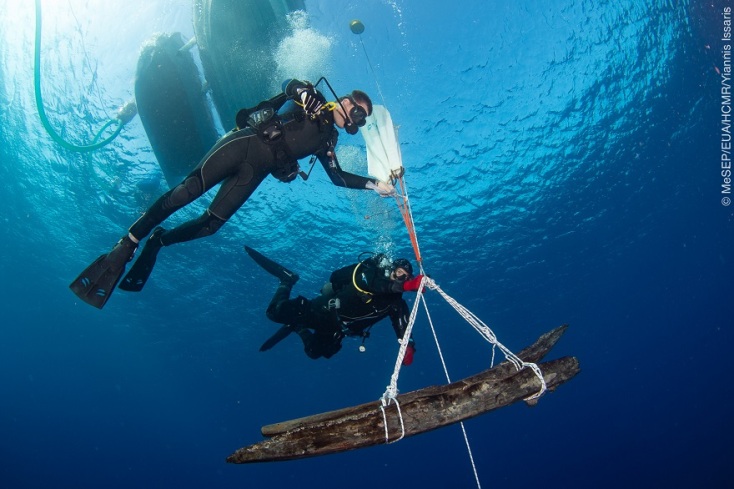 Ανέλκυση δύο τμημάτων νομέων του πλοίου