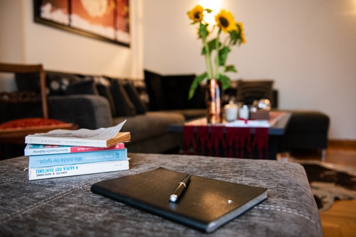 Σαλόνι ιατρείου, τετράδιο και βιβλία ακουμπισμένα σε σκαμπό