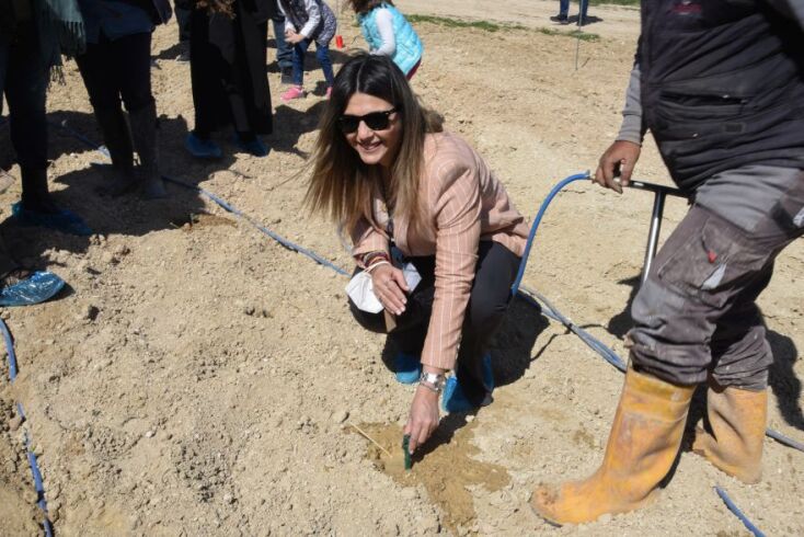 Η Υφυπουργός Τουρισμού Σοφία Ζαχαράκη φυτεύει έναν νέο κλώνο Αγιωργίτικου