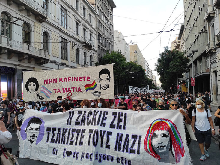 «Μην κλείνετε τα μάτια» το σύνθημα στο πανό που κρατούν συμμετέχοντες στην πορεία μνήμης για τον Ζακ Κωστόπουλο και τα τρία χρόνια από τη δολοφονία του