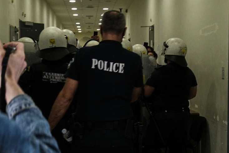 Ένταση στο ακροατήριο και εκτός αίθουσας του δικαστηρίου, μετά την εκφώνηση της απόφασης στη δίκη για τη δολοφονία του Ζακ Κωστόπουλου