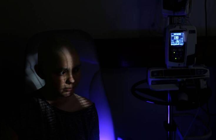 Η Rebecca Zammit Lupi, 15χρονη ασθενής με καρκίνο, παίζει ένα παιχνίδι στο iPad της tablet στο δωμάτιό της στην Πτέρυγα του Ουράνιου Τόξου στο Ογκολογικό Κέντρο Sir Anthony Mamo του νοσοκομείου Mater Dei