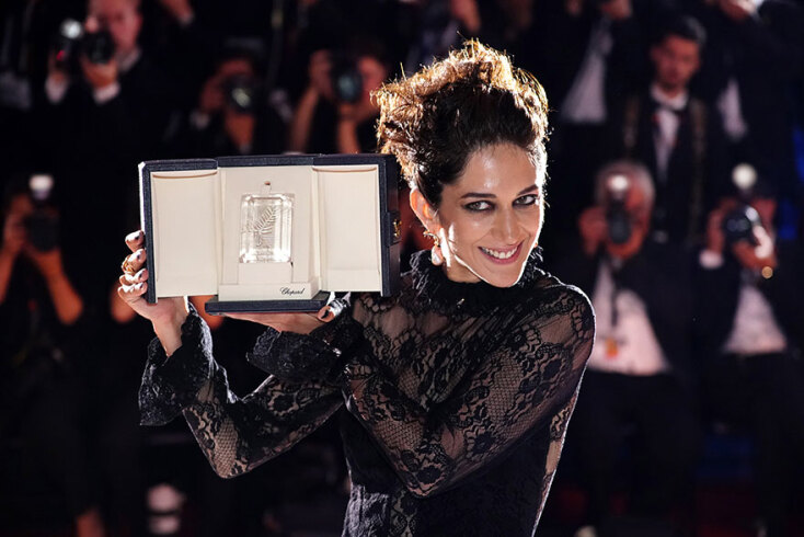 Η Ιρανή Ζαρ Αμίρ Εμπραχίμι με το βραβείο γυναικείου ρόλου που κέρδισε στις Κάννες