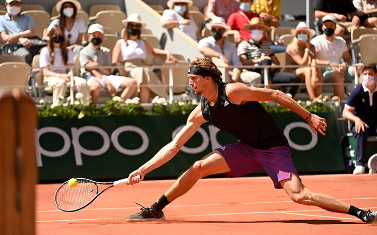 Ο Αλεξάντερ Ζβέρεφ επιστρέφει με υπερένταση την μπαλιά του Στέφανου Τσιτσιπά στον πρώτο ημιτελικό του Roland Garros στο Παρίσι