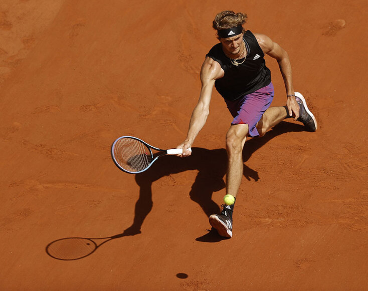 Ο Αλεξάντερ Ζβέρεφ προσπαθεί να αποκρούσει χτύπημα από τον Στέφανο Τσιτσιπά στα ημιτελικά του Roland Garros