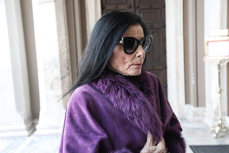 Η Ζωζώ Σαπουντζάκη προσέρχεται στη Μητρόπολη Αθηνών για την κηδεία του Κώστα Βουτσά