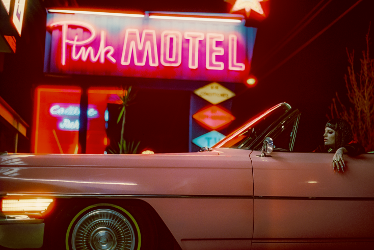 Η Faangs έξω από το Pink Motel στο βιντεοκλίπ για το single Relapse
