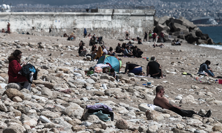 ΑΝΟΔΟΣ ΤΗΣ ΘΕΡΜΟΚΡΑΣΙΑΣ / ΚΟΣΜΟΣ ΣΤΗΝ ΠΑΡΑΛΙΑ ΤΗΣ ΦΡΕΑΤΤΥΔΑΣ