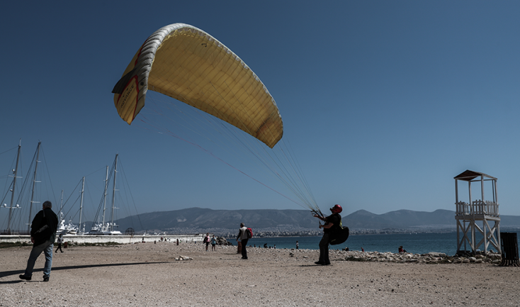 ΑΝΟΔΟΣ ΤΗΣ ΘΕΡΜΟΚΡΑΣΙΑΣ / ΚΟΣΜΟΣ ΣΤΗΝ ΠΑΡΑΛΙΑ ΤΗΣ ΦΡΕΑΤΤΥΔΑΣ