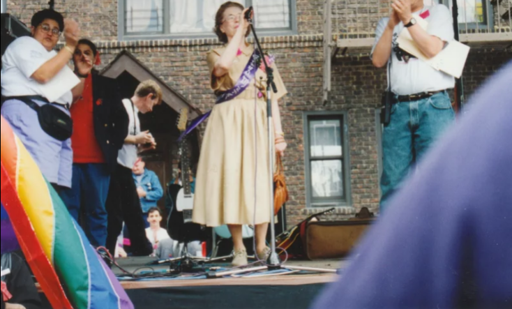 Η Μάνφορντ ηγείται της παρέλασης υπερηφάνειας στο Κουίνς