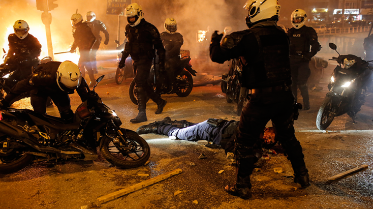 Τραυματισμένος αστυνομικός κατά τη διάρκεια συγκρούσεων με διαδηλωτές στην πορεία διαμαρτυρίας κατοίκων και συλλογικοτήτων κατά της αστυνομικής βίας, στην Νέα Σμύρνη