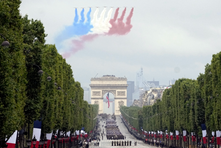 Τα αεροπλάνα της Patrouille de France πετούν πάνω από τη λεωφόρο Champs-Elysees © EPA