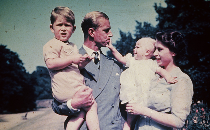 Η Βασίλισσα Ελισάβετ και ο πρίγκιπας Φίλιππος με τα παιδιά τους το 1951