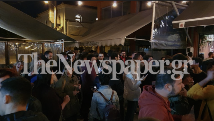 Συνωστισμός στον Βόλο, το πρώτο βράδυ μετά την καραντίνα © thenewspaper.gr