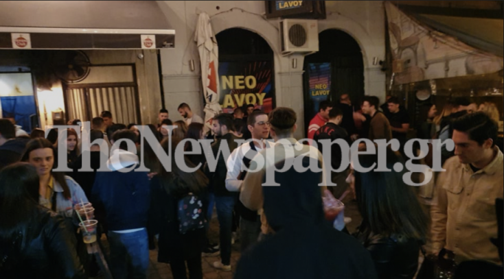 Συνωστισμός στον Βόλο, το πρώτο βράδυ μετά την καραντίνα © thenewspaper.gr