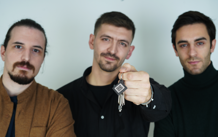 Παρέα Θεσσαλονικιών τυπώνει πιστοποιητικά εμβολιασμού σε μπρελόκ