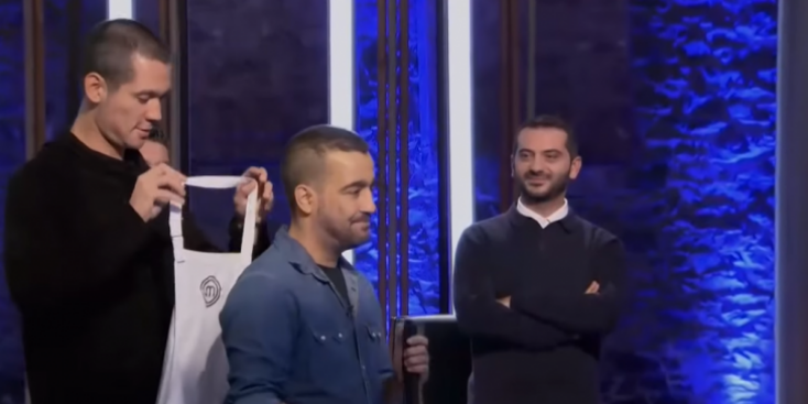 Ο 36χρονος Βασίλης Στεφανίδης από τη Θεσσαλονίκη, την ώρα που παίρνει την ποδιά από τους κριτές