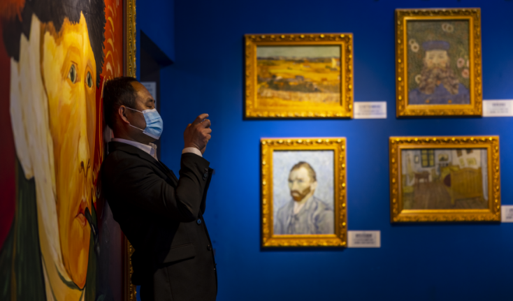 Πίνακες του Βίνσεντ Βαν Γκογκ © EPA/ALEX PLAVEVSKI