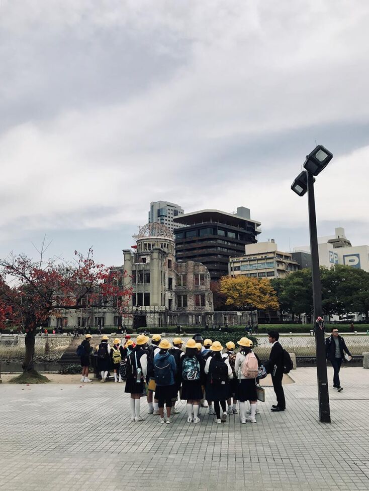 Χιροσίμα - Σχολική εκδρομή στο Πάρκο της Ειρήνης - μπροστά από τον μετονομασμένο «Ατομικό Θόλο»