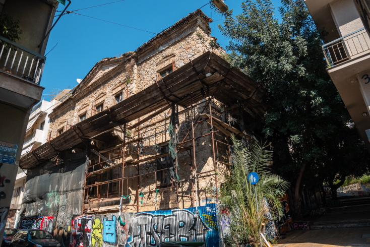 Φωτογραφία από το κτίριο που έζησε ο Ναπολέων Λαπαθιώτης στα Εξάρχεια.