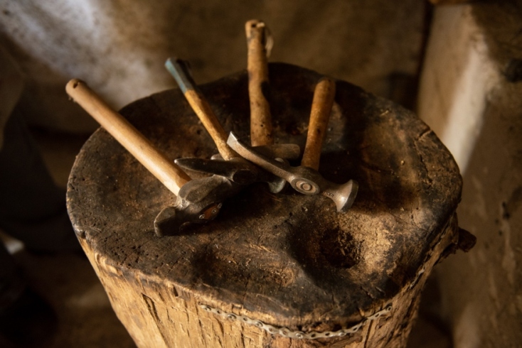 Δημήτρης Κατσίκης: Κατασκευάζει πανοπλίες στο εργαστήρι του στα Σπάτα