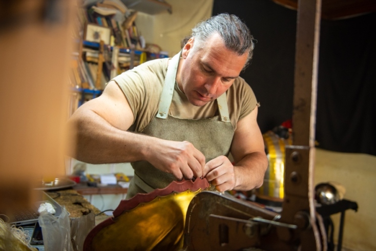 Δημήτρης Κατσίκης: Κατασκευάζει πανοπλίες στο εργαστήρι του στα Σπάτα