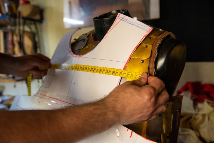 Δημήτρης Κατσίκης: Κατασκευάζει πανοπλίες στο εργαστήρι του στα Σπάτα