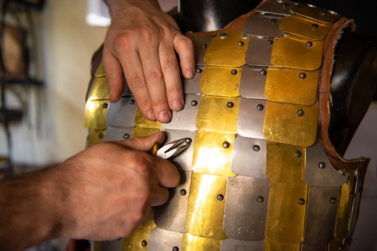 Δημήτρης Κατσίκης: Κατασκευάζει πανοπλίες στο εργαστήρι του στα Σπάτα