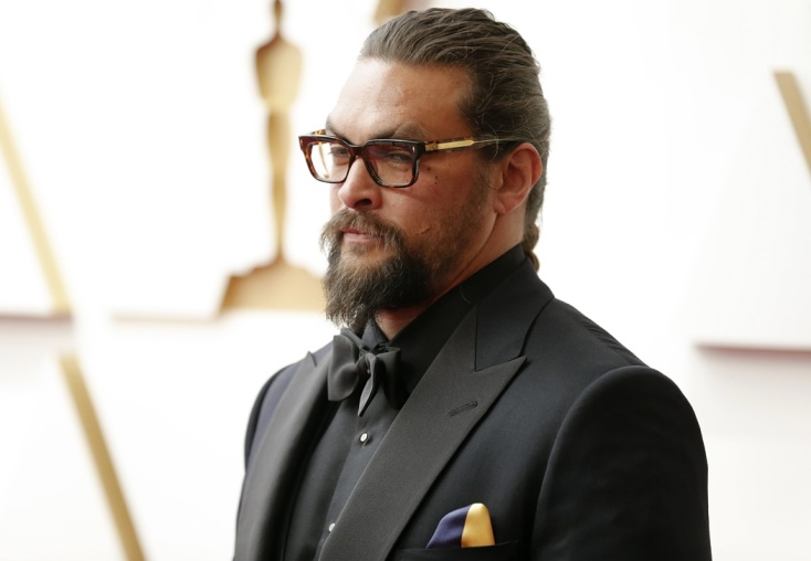 Oscars 2022- Jason Momoa: Μαντήλι με τα χρώματα της ουκρανικής σημαίας