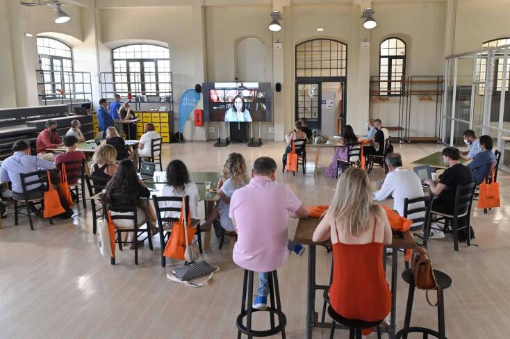 Καθηγητές και μαθητές σε σεμινάριο